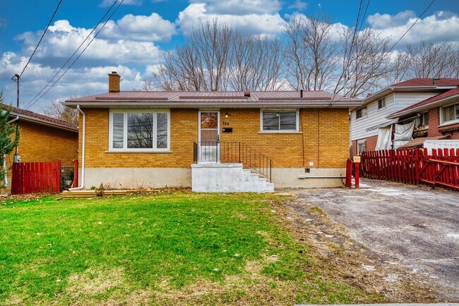 Photo du bâtiment - 2-Bed Basement Suite | $2049 ALL-INCLUSIVE | Private Laundry