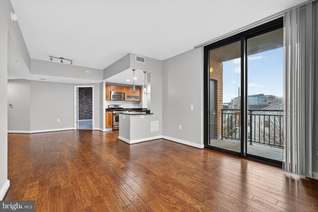 Foto del edificio - 2451 Midtown Ave