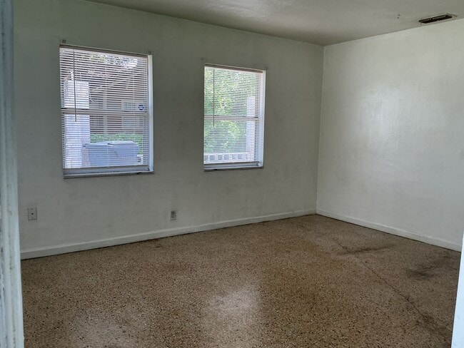 Building Photo - 2529 Tanglewood St