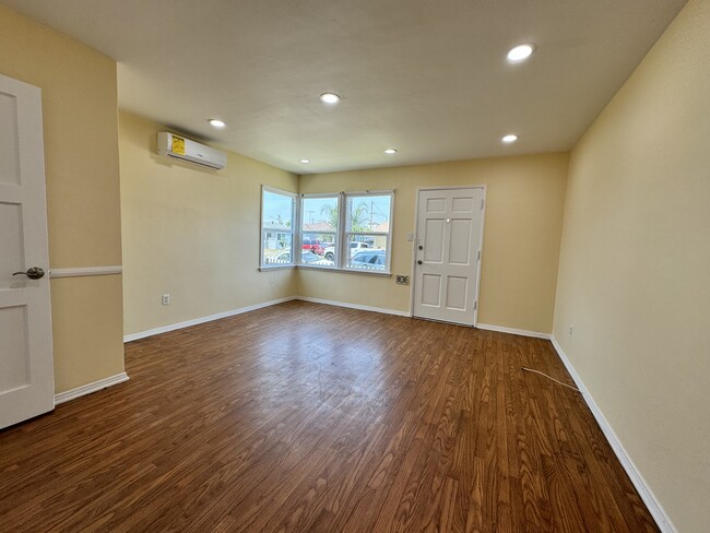 Living Room - 5316 Pacific Pl