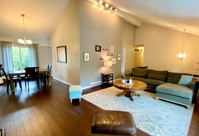 Building Photo - 9 Tree Hill Ct