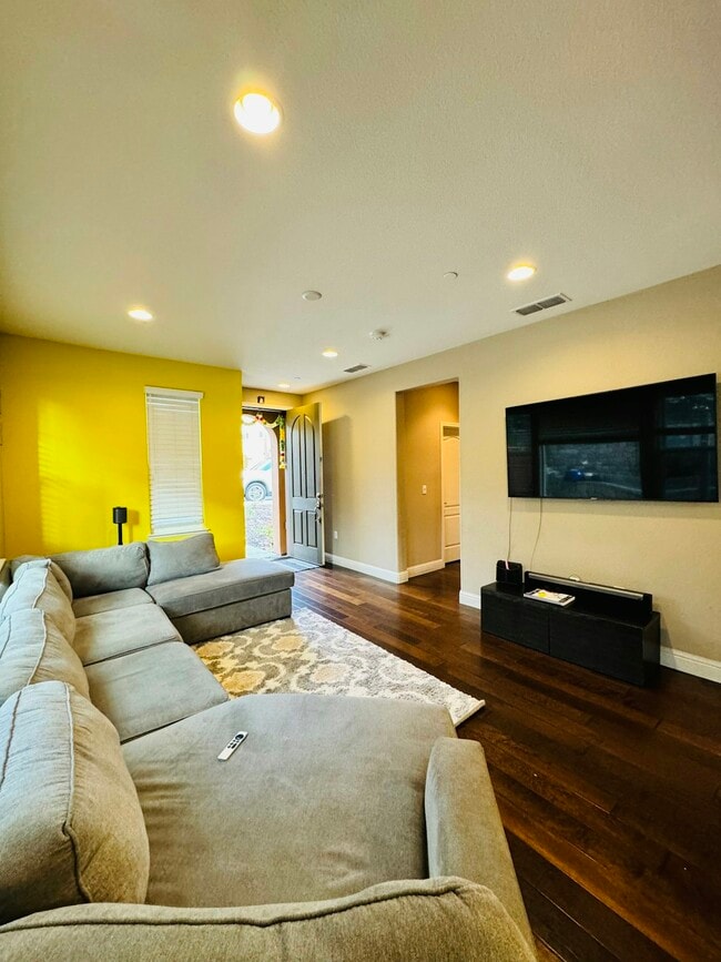 Building Photo - 3069 Vittoria Loop