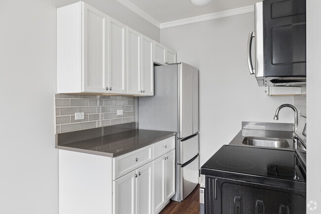 1BR, 1BA - 600SF - Kitchen - 817 W Lakeside Place