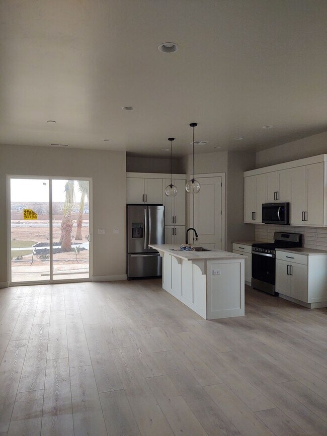 Foto del edificio - LIKE NEW 3 Bed Snowberry Dr!