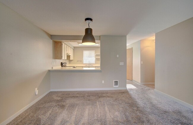 Building Photo - SALMON CREEK ~ WATERS EDGE CONDOS~ LARGE 2 Bd 2.5 Ba!