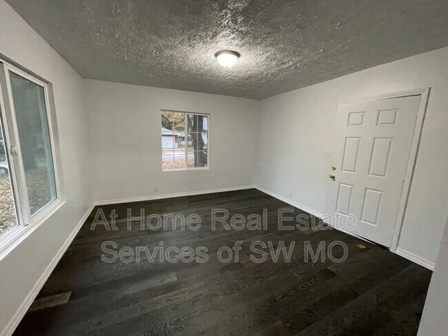 Foto del edificio - 1104 S Weaver Ave