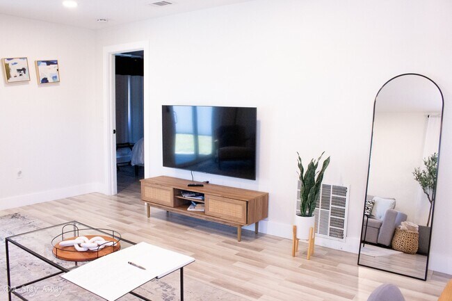 Foto del edificio - 8 Bay Acres Ave