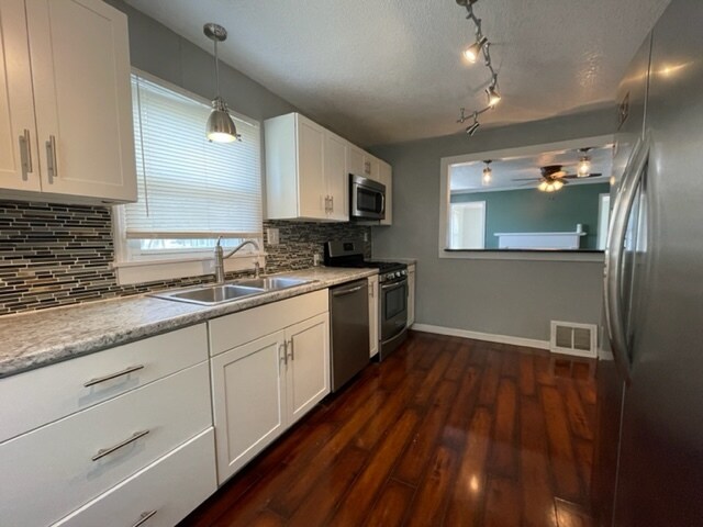Building Photo - 725 N Hillcrest Blvd