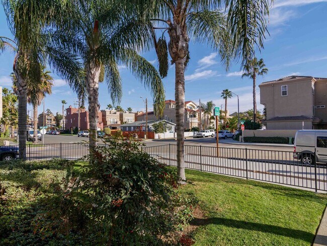 Building Photo - TOTALLY REMODELED, BLOCKS TO THE BEACH!