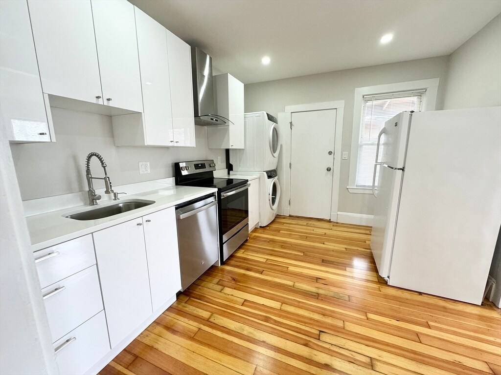 Primary Photo - 57 Burrell St