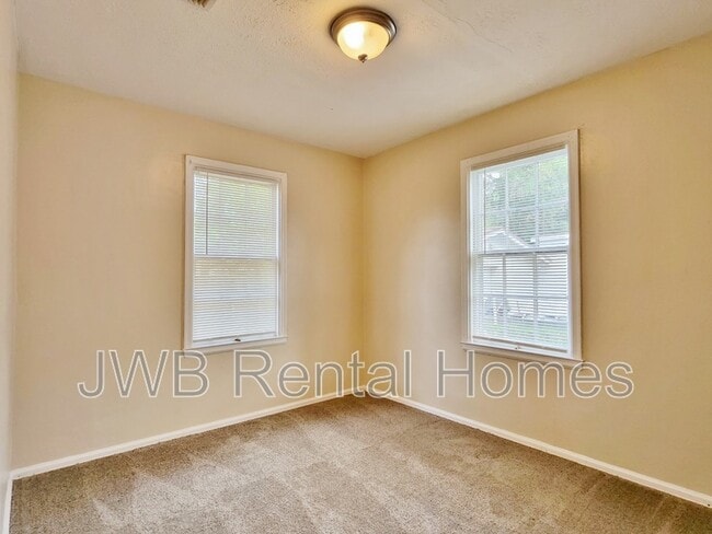 Building Photo - 8182 Lexington Dr