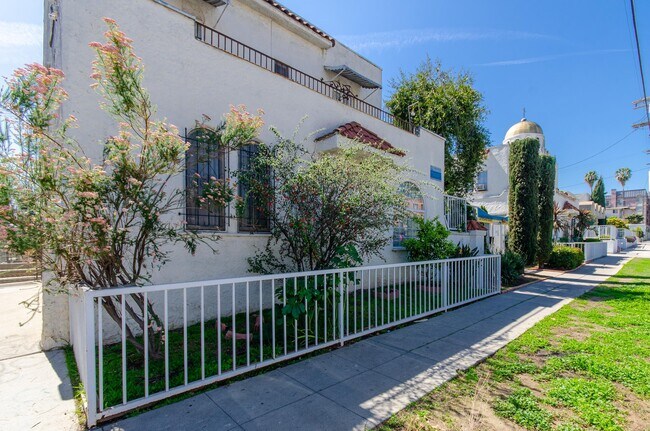 Foto del edificio - 5134 De Longpre Ave