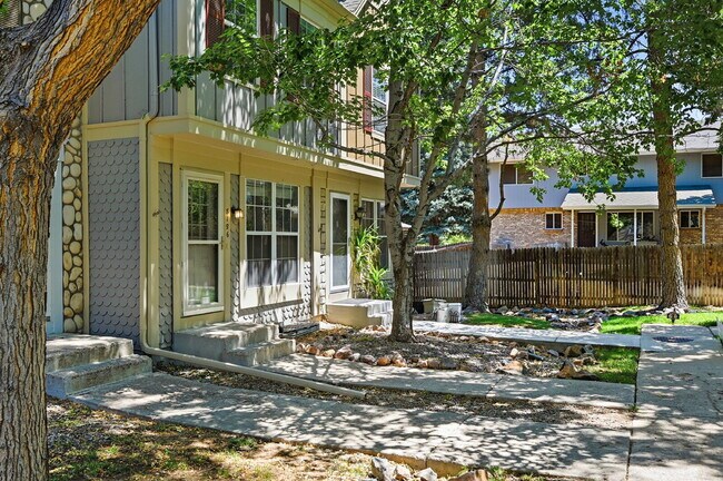 Foto del edificio - $2,470.95, 2 Bed, 2.5 bath Townhome in Centennial with in unit Laundry!