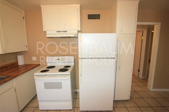 Building Photo - Beautiful 3-beds, 1-bath apartment in the ...