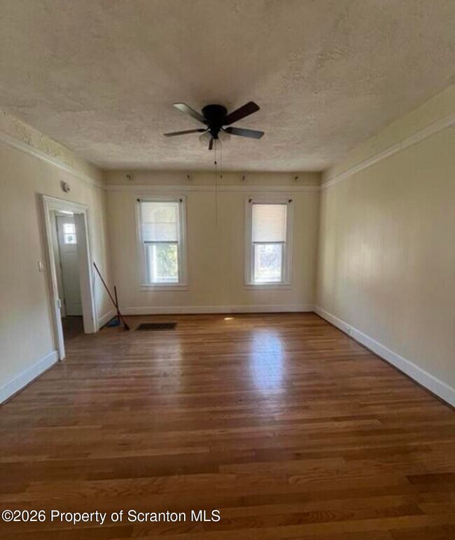 Foto del edificio - 1351 Capouse Ave