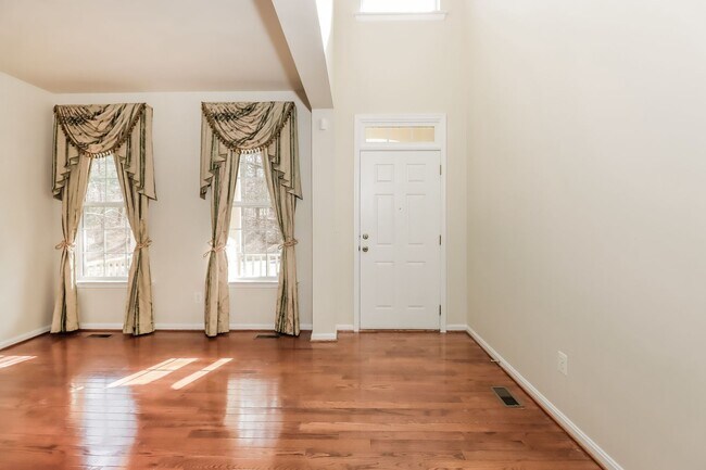 Foto del edificio - Large 5 bed 3.5 bath 2 car garage  home in...