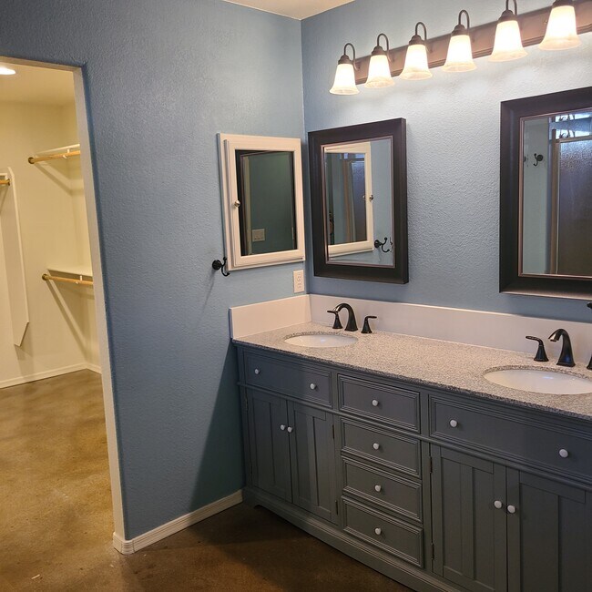 first floor master bath - 10646 E Balmoral Ave