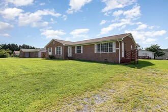 Building Photo - 1824 Meadow Dr