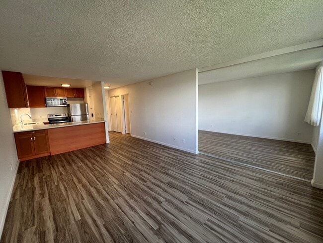Building Photo - Kukui Plaza Diamond Head Tower- 1 Bed, 1 B...