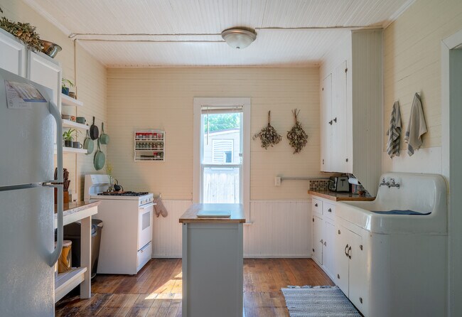 Foto del edificio - 823 Crescent St NE