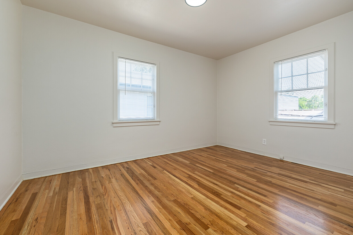 Primary Photo - 1020 15th Ave S