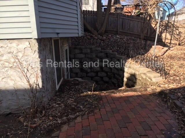Building Photo - 1408 S Grange Ave