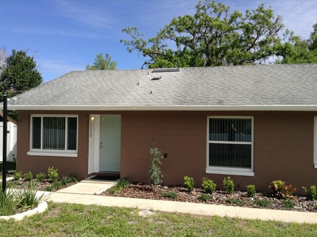 Building Photo - 2 Bedroom/2 Bathroom Triplex with Large Fe...