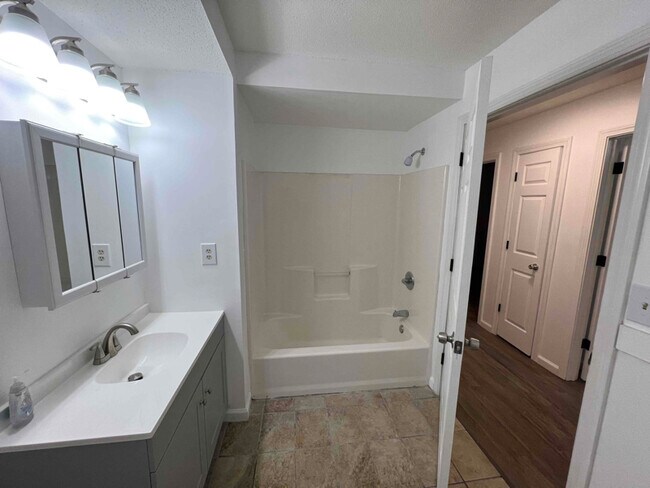 Building Photo - 231 Sigourney St