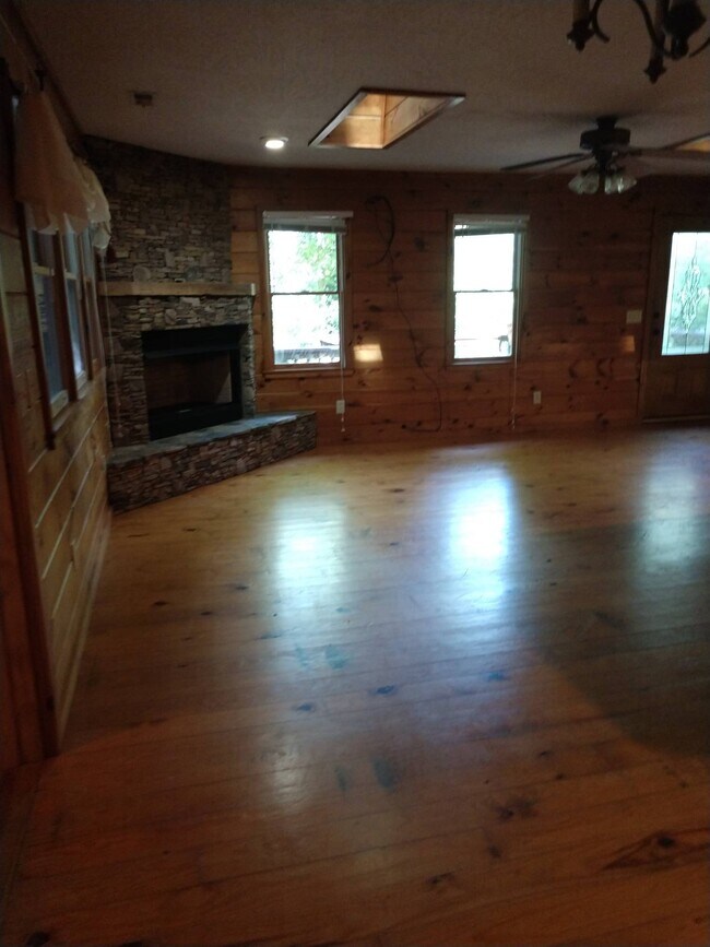 Building Photo - 128 Iron Mountain Rd