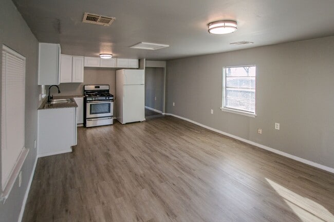 Building Photo - $500 Off First Month's Rent - Charming and...
