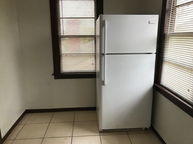 Foto del edificio - 205 1/2 West 61st St.