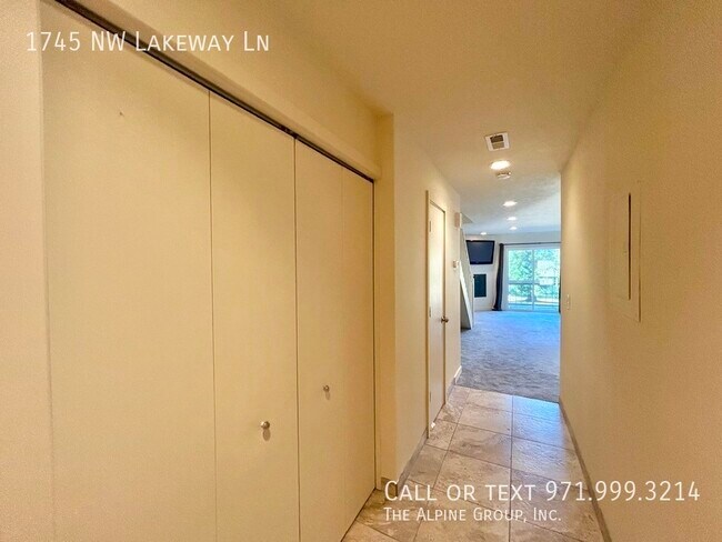 Foto del edificio - 1745 NW Lakeway Ln