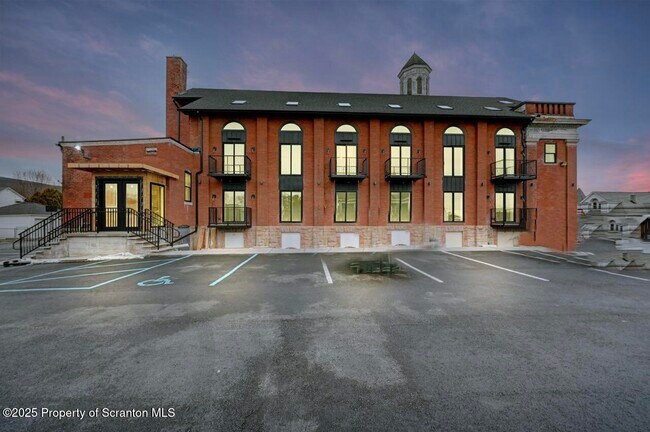 Building Photo - 633 Main St