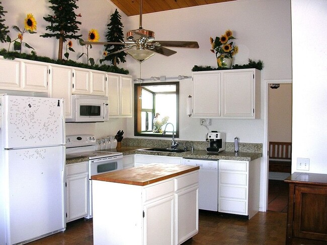 Building Photo - 131 E Carmel Valley Rd