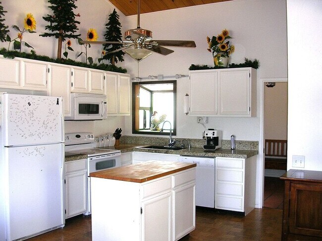 Foto del edificio - 131 E Carmel Valley Rd