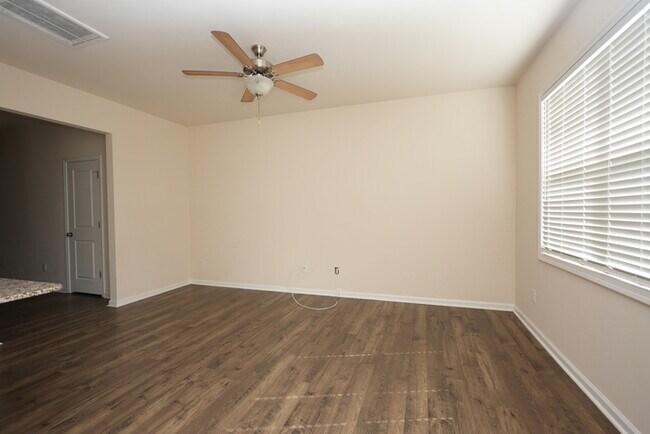 Foto del edificio - Beautiful townhome in desirable Terrell Community