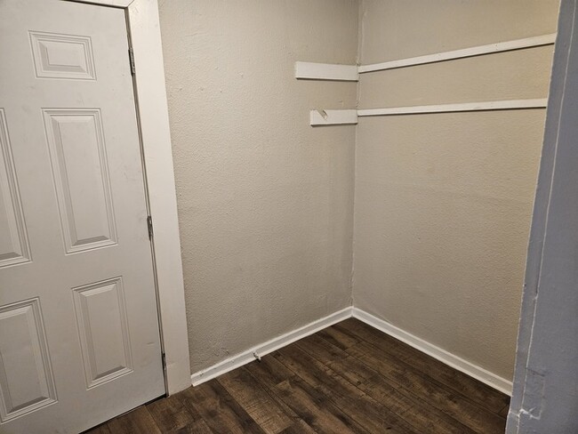 Building Photo - Spacious, remodeld 1/1 duplex
