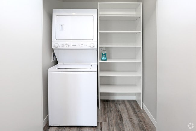 2BR, 2BA - 1010 SF - 320 North