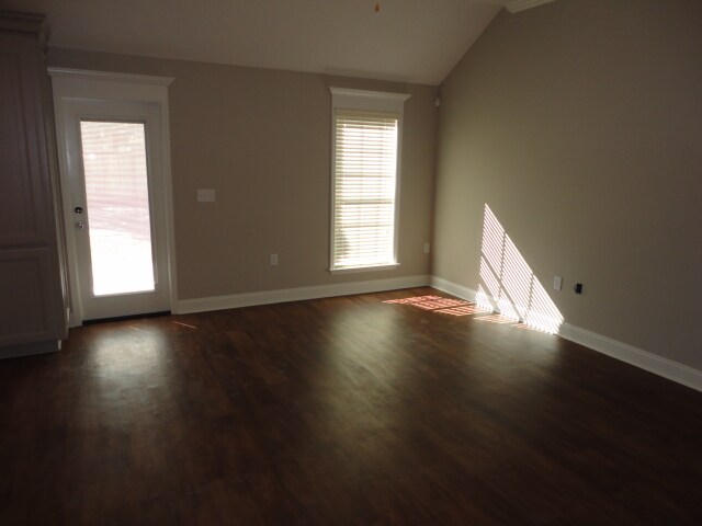 Foto del edificio - Modern 4-Bedroom Home with Stylish Finishe...