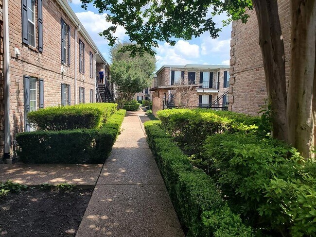 Building Photo - 6410 Del Monte Dr