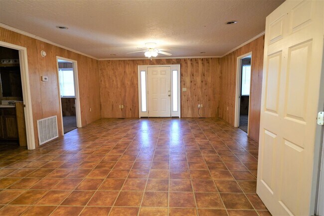 Foto del edificio - 4 Bed 2 Bath Home in Martin, TN *Remodeled* Fresh Paint & Flooring!