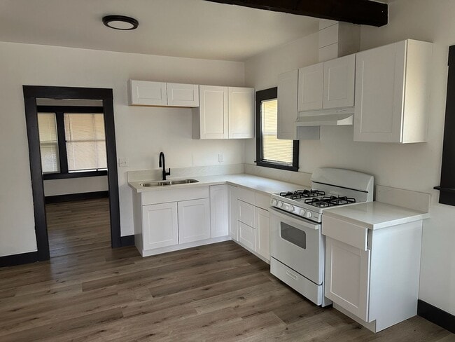 Building Photo - 855-856 Court/Cypress Duplex