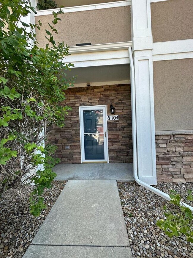 Building Photo - 2-bedroom  condo near Lowry Park your home!!!!