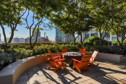 Building Photo - Cosmopolitan  - 1 bedroom + den