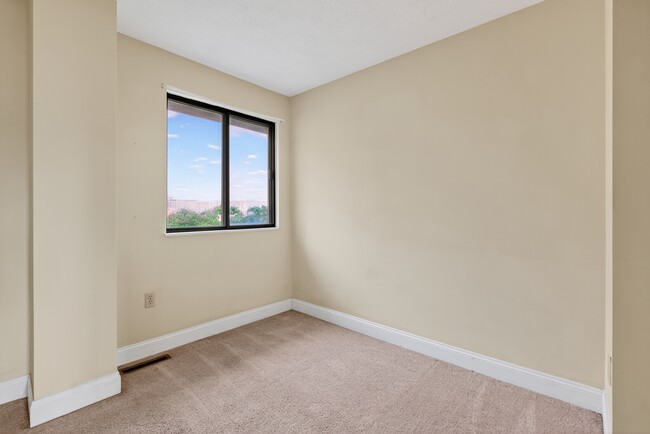 Building Photo - 3242 Niagara Sq