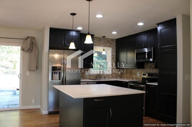 Foto del edificio - 3-Bedroom Split-Level Home with Garage