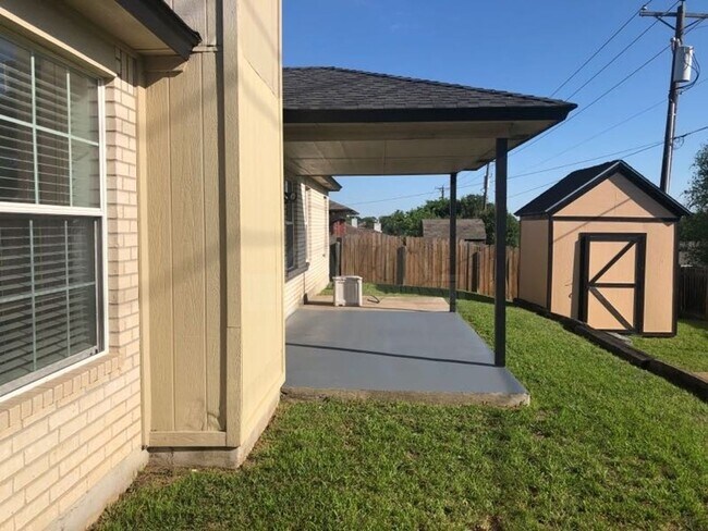 Building Photo - 5702 Shawn Dr
