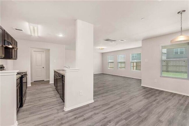 Building Photo - Oakwood Forest - 2105 Oakwood Forest Drive...