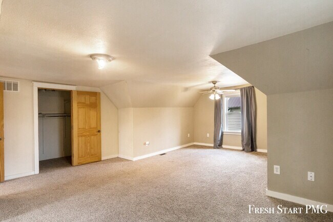 Foto del edificio - Spacious 4-Bedroom Home with Modern Style & Flexible Spaces