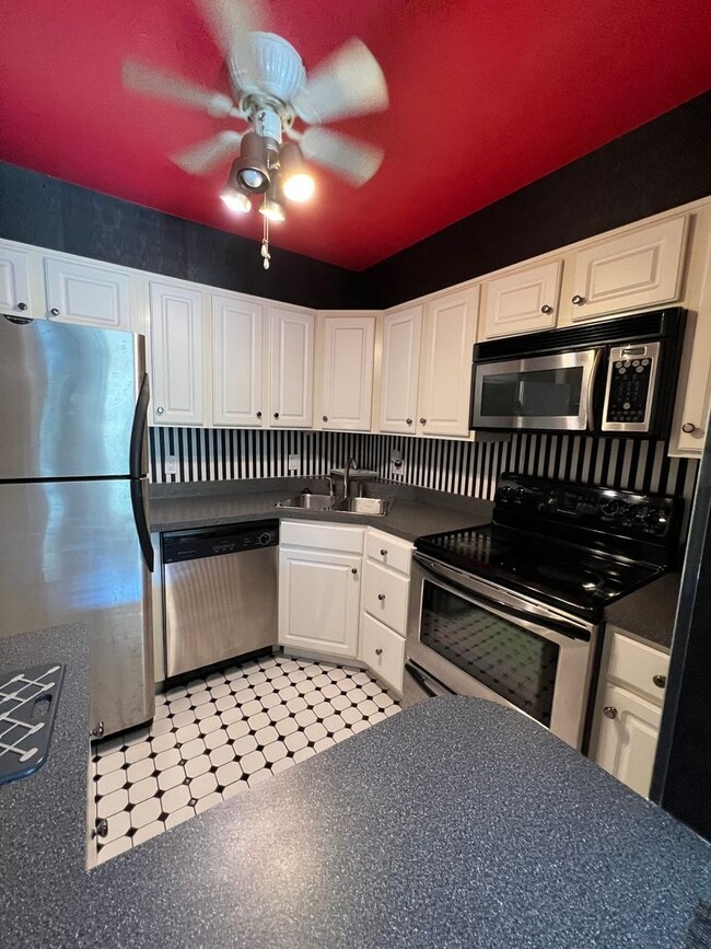 Building Photo - 1800 Roundhill Rd